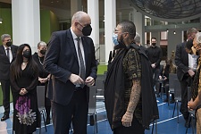 Bürgermeister Dr. Andreas Bovenschulte und Mana Caceres im Gespräch. Foto: Übersee-Museum Bremen, Volker Beinhorn