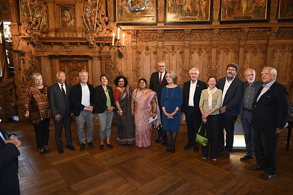 Das Kuratorium: (v.l.n.r.) Protokollchefin des Senats Birgitt Rambalski, Generalkonsul John Ruolngul, Horst Janus, Laudatorin Dr. Monika Hauser, Parvathi Chenanda Madappa, Rukmini Vaderapura Puttaswamy, Bürgermeister Dr. Andreas Bovenschulte, Oberbürgermeisterin a.D. Bärbel Dieckmann, Bernd Schleich, Gertraud Gauer-Süß, Michael Windfuhr, Botschafter a.D. Harald Ganns, Prof. Dr. Peter Eigen