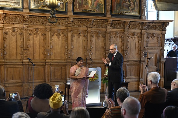 Gratulation für Rukmini Vaderapura Puttaswamy: Bürgermeister Dr. Andreas Bovenschulte konnte der indischen Frauenrechtlerin und Gewerkschafterin den 17. Bremer Solidaritätspreis überreichen. Foto: Senatspressestelle