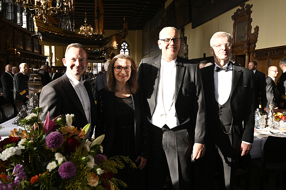 479. Schaffermahlzeit: Ehrengast Bundesminister Volker Wissing, Sigrid Nikutta (Vorstand Güterverkehr Deutsche Bahn und Vorstandsvorsitzende DB Cargo AG), Bürgermeister Andreas Bovenschulte und der Verwaltende Vorsteher von Haus Seefahrt, Henry Lamotte (von links). Foto: Senatspressestelle