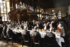 Die Tafel der 479. Schhaffermahlzeit in der Oberen Halle: Sie ist in Form des Dreizacks des Meeresgottes Neptun aufgebaut.