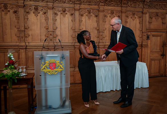 Bürgermeister Andreas Bovenschulte gratuliert der 18. Bremer Solidaritätspreisträgerin: Hamira Kobusingye, Klimaaktivistin aus Unganda.