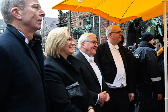 Besuch beim Neustädter Shanty Chor vor dem Betreten des Rathauses (von links): Henry Lamotte, die als persönlicher Gast von Bürgermeister Bovenschulte an der Schaffermahlzeit teilnehmende saarländische Ministerpräsidentin Anke Rehlinger, Frank-Walter Steinmeier und Andreas Bovenschulte.