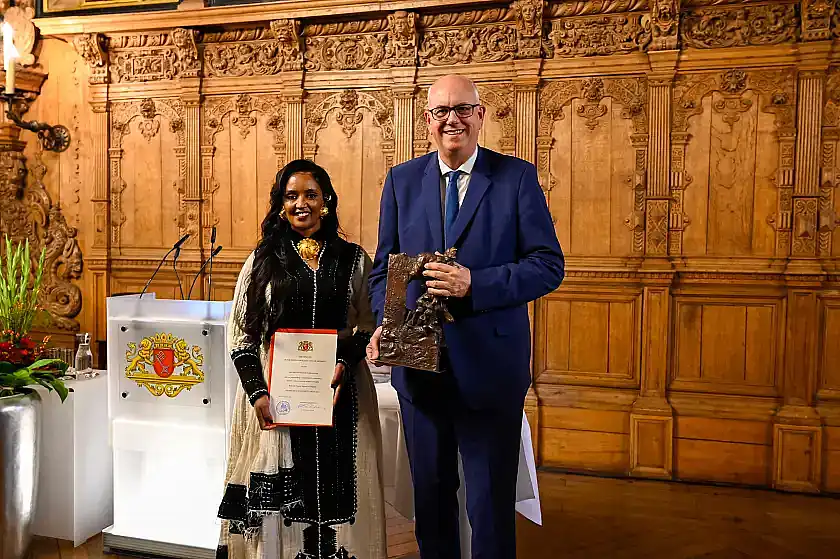 Die Preisträgerin Meseret Hadush und Bürgermeister Andreas Bovenschulte.