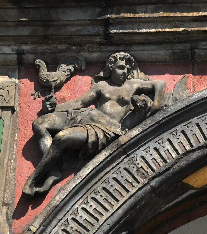 Ein Bild vom linken Zwickel des zweiten Arkadebogens - Frauenfigur