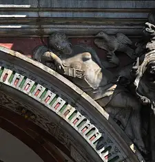 Ein Bild vom rechten Zwickel des fünften Arkadebogens