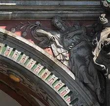 Ein Bild vom rechten Zwickel des sechsten Arkadebogens