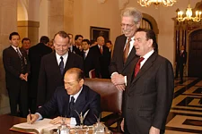 Dieses Bild zeigt das Eintragen ins Goldene Buch