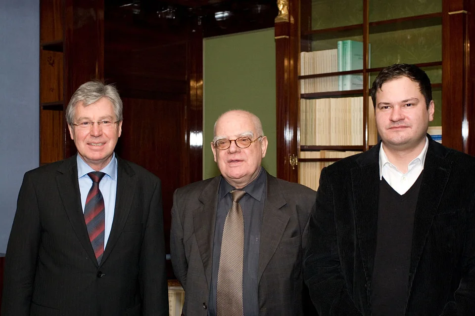 v.l.n.r.: Bürgermeister Jens Böhrnsen (Senator für Kultur), Hans Joachim Schädlich (Bremer Literaturpreisträger 2008), Thomas Melle (Bremer Förderpreisträger 2008) in der Rudolf-Alexander-Schröder-Bibliothek im Rathaus.