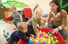 Bild von spielenden und tobenden Kindern in einer Kindertagesstätte