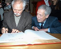 Dieses Bild zeigt Janosch, der zur Freude von Bürgermeister Henning Scherf ins Goldene Buch der Stadt malt.