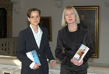 Ein Foto von den beiden Preisträgerinnen 2005 Antje Rávic Strubel (Förderpreis) und Brigitte Kronauer (Hauptpreis)