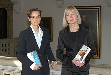 Ein Foto von den beiden Preisträgerinnen 2005 Antje Rávic Strubel (Förderpreis) und Brigitte Kronauer (Hauptpreis)