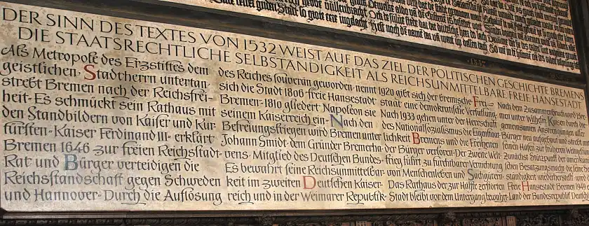 Ein Foto vom Wandtext in der oberen Rathaushalle