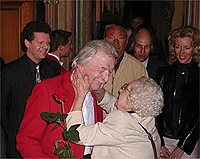 Ein Bild von James Last, der eine Rose von einem Fan bekommt