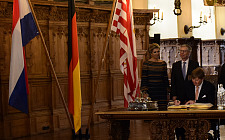 König Willem-Alexander trägt sich in das Goldene Buch der Freien Hansestadt Bremen ein (6. März 2019)