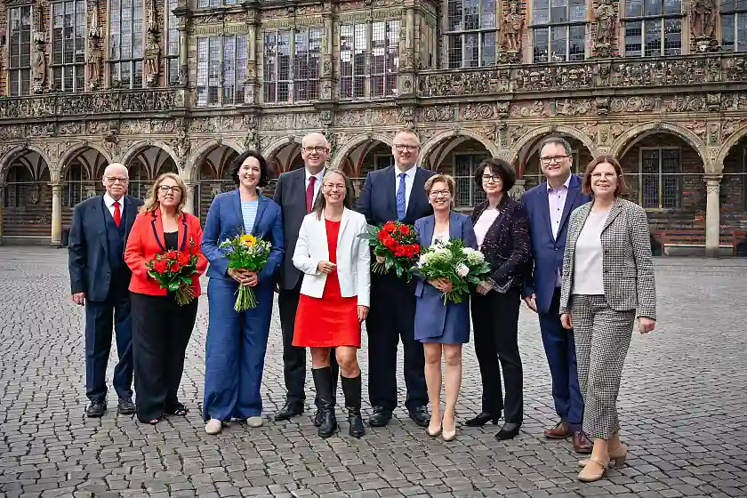 Der Senat mit dem Bevollmächtigten des Landes beim Bund und für Europa (von links): Ulrich Mäurer, Özlem Ünsal, Kathrin Moosdorf, Bürgermeister Dr. Andreas Bovenschulte, Sascha Karolin Aulepp, Bevollmächtigter Dr. Olaf Joachim, Dr. Claudia Schilling, Claudia Bernhard, Bürgermeister Björn Fecker, Kristina Vogt.