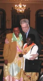 Ein Foto von Bürgermeister Scherf zusammen mit den Solidaritäts-Preisträgerinnen 