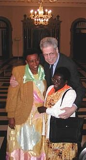 Ein Foto von Bürgermeister Scherf zusammen mit den Solidaritäts-Preisträgerinnen 