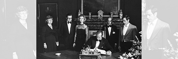 Staatsbesuch von I.I.M.M. König Juan Carlos von Spanien und seiner Frau Königin Sophia in Bremen, Eintrag in das Goldene Buch der Stadt Bremen, Bürgermeister Hans Koschnick links von Königin Sophia.