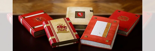 Alle fünf Goldene Bücher auf dem Tisch