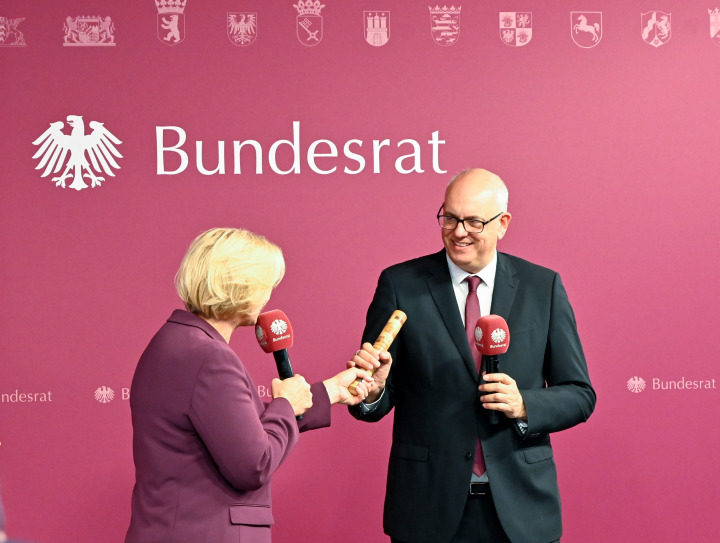 Bundesratspräsidentin Anke Rehlinger hat am 3. Oktober 2025 in Saarbrücken den Staffelstab der Bundesratspräsidentschaft an ihren designierten Nachfolger, den Bremer Bürgermeister Andreas Bovenschulte, übergeben.