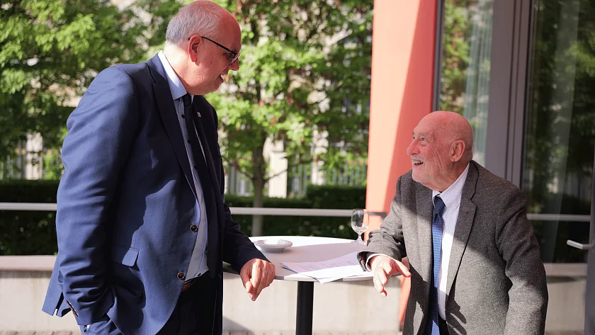 Vor der Podiumsdiskussion sprachen Bundesratspräsident Andreas Bovenschulte und Wirtschaftsnobelpreisträger Joseph Stiglitz vorab auf der Terrasse der Landesvertretung.