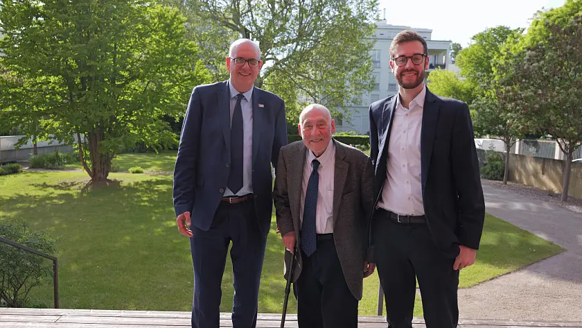 Bundesratspräsident Bovenschulte zusammen mit Wirtschaftsnobelpreisträger Joseph Stiglitz und von Carl Mühlbach (FiscalFuture) auf der Terrasse der Landesvertretung Bremen in Berlin