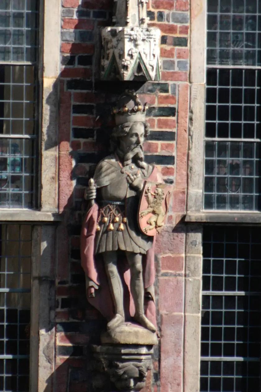 Der Kurfürst von Böhmen trägt eine Krone, die ihn als König von Böhmen ausweist. Auch der Löwe auf seinem Wappen ist gekrönt dargestellt. In der Hand trägt der Kurfürst ein Schwert. Geschützt wird er durch einen Panzer auf der Brust, Metallschienen an den Beinen und Kacheln an den Knien.