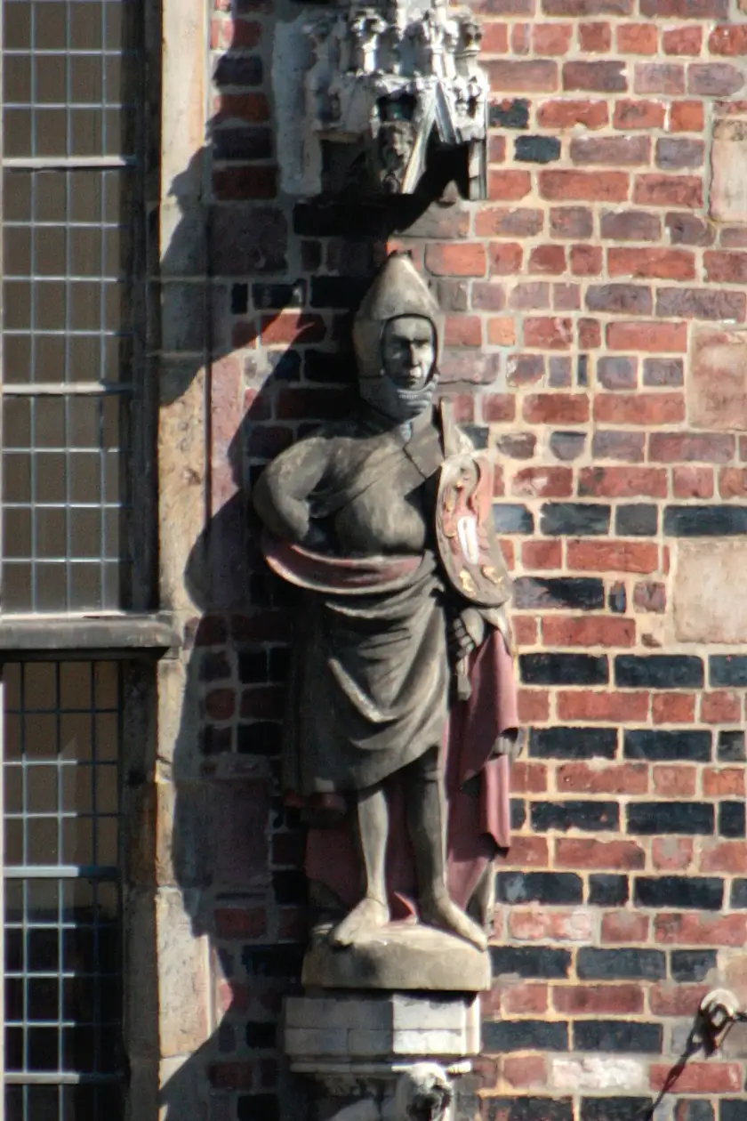 Da der Kopf des Kurfürsten von Brandenburg nicht erhalten ist, musste er ersetzt werden. Diese Figur trägt eine Sturmhaube. Um seinen Körper ist ein Mantel geschlungen. Er ist ausgestattet mit einem Panzer, Beinrüstung, einem Schild und Schwert. Das Zepter auf dem Schild ist das Zeichen des Erzkämmers, des zuständigen für das Finanzwesen.