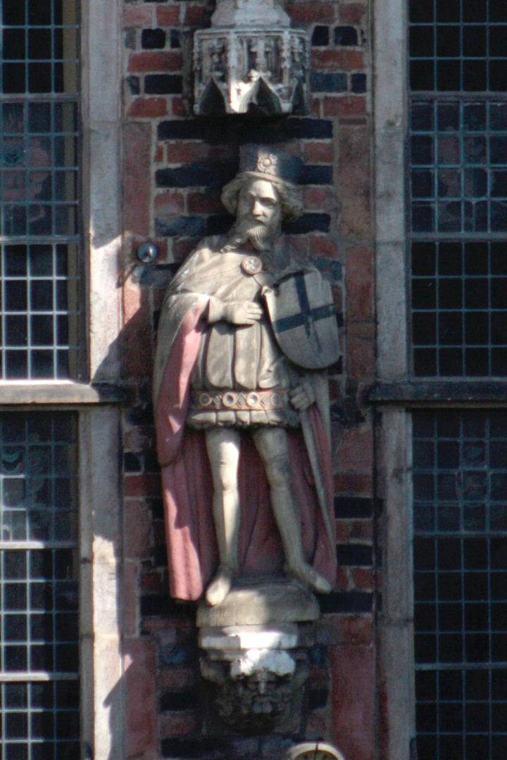 Der Kurfürst von Köln ist ähnlich gekleidet wie sein Nachbar. Auf dem Kopf trägt er eine runde Mütze - eine solche trug auch der Kurfürst von Trier, sie ist nicht mehr erhalten. Das Kreuz auf dem Wappen seines Schildes war einst schwarz.