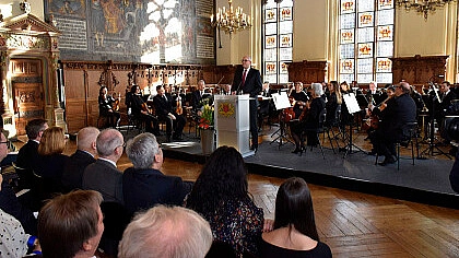 Während eines Neujahsempfang spricht der Bürgermeister zu den Gästen.