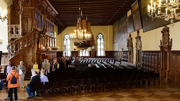 Blick in die Obere Rathaushalle während einer Gästeführung.