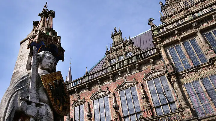 Blick vom Bremer Marktplatz auf dem Bremer Roland und des Bremer Rathauses