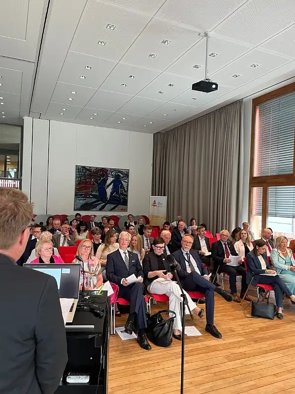 Blick in die Landesvertretung während des Weimarer-Dreieck-Stammtisches