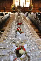 Die festlich eingedeckte Tafel in der Oberen Rathaushalle