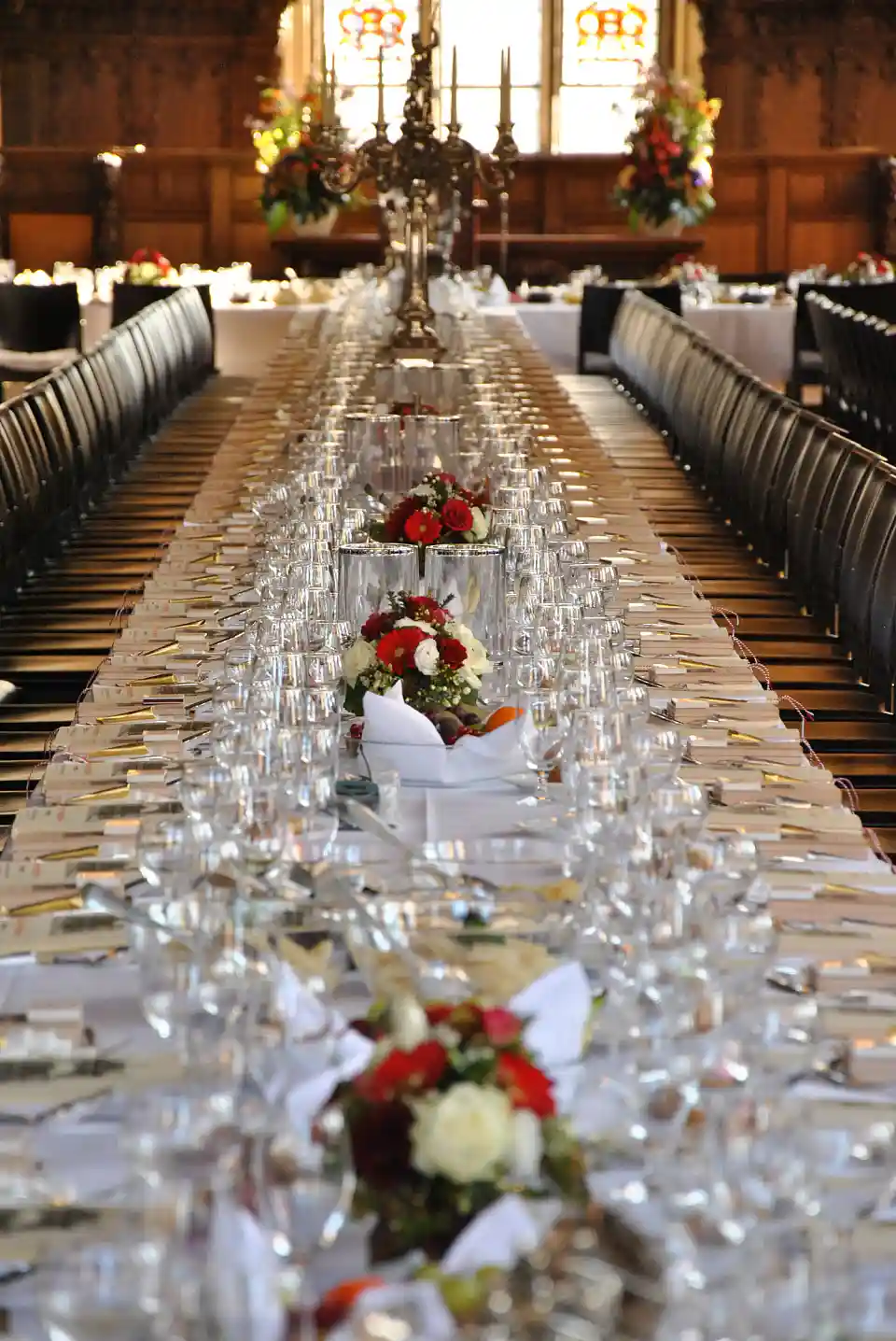 Die festlich eingedeckte Tafel in der Oberen Rathaushalle