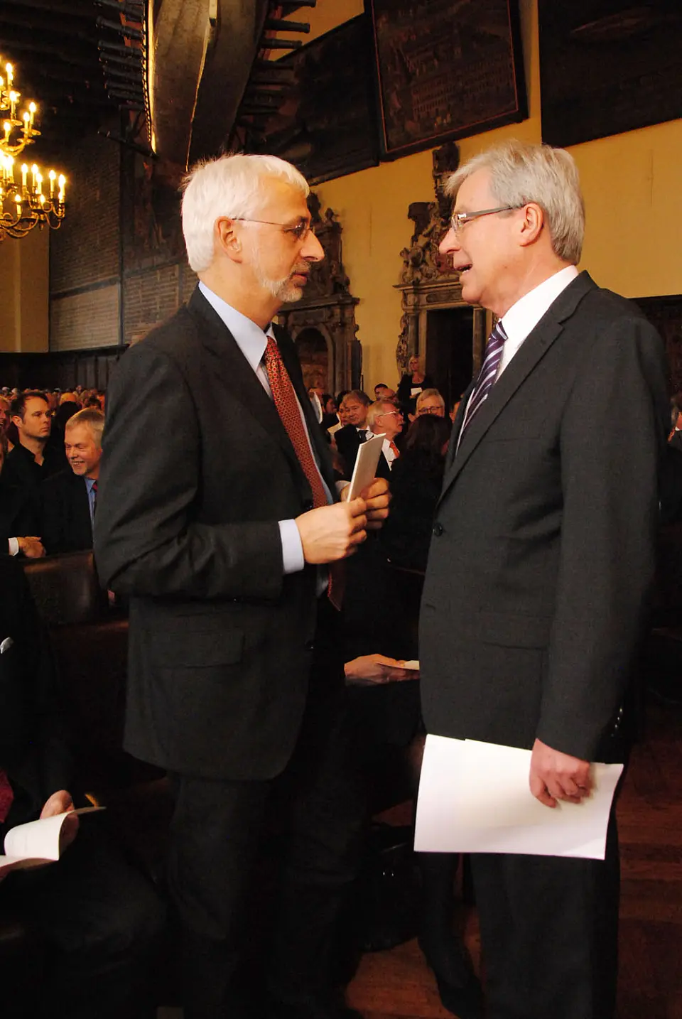 B&uuml;rgermeister B&ouml;hrnsen begr&uuml;&szlig;t den Festredner des Neujahrsempfangs 2014, Prof. Dr. Elmsh&auml;user