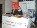 Die Mitarbeiter von bremen_service Julia Schwiebert und Larissa Urban in der Unteren Rathaushalle.