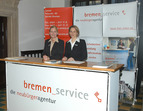 Die Mitarbeiter von bremen_service Julia Schwiebert und Larissa Urban in der Unteren Rathaushalle.