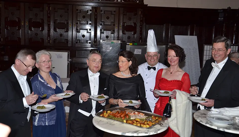 Die drei Schaffer mit ihren Frauen und Koch Stephan Madaus bei der Verkostung