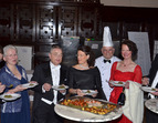 Die drei Schaffer mit ihren Frauen und Koch Stephan Madaus bei der Verkostung