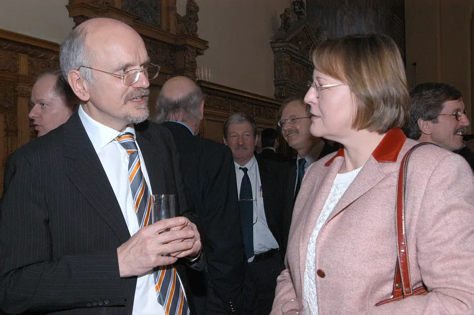 Hubert Schulte, Chef der Senatskanzlei, im Gespr&auml;ch mit der Vorsitzenden der Landespressekonferenz, Gaby Schuylenburg 