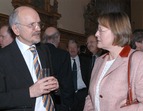 Hubert Schulte, Chef der Senatskanzlei, im Gespräch mit der Vorsitzenden der Landespressekonferenz, Gaby Schuylenburg 