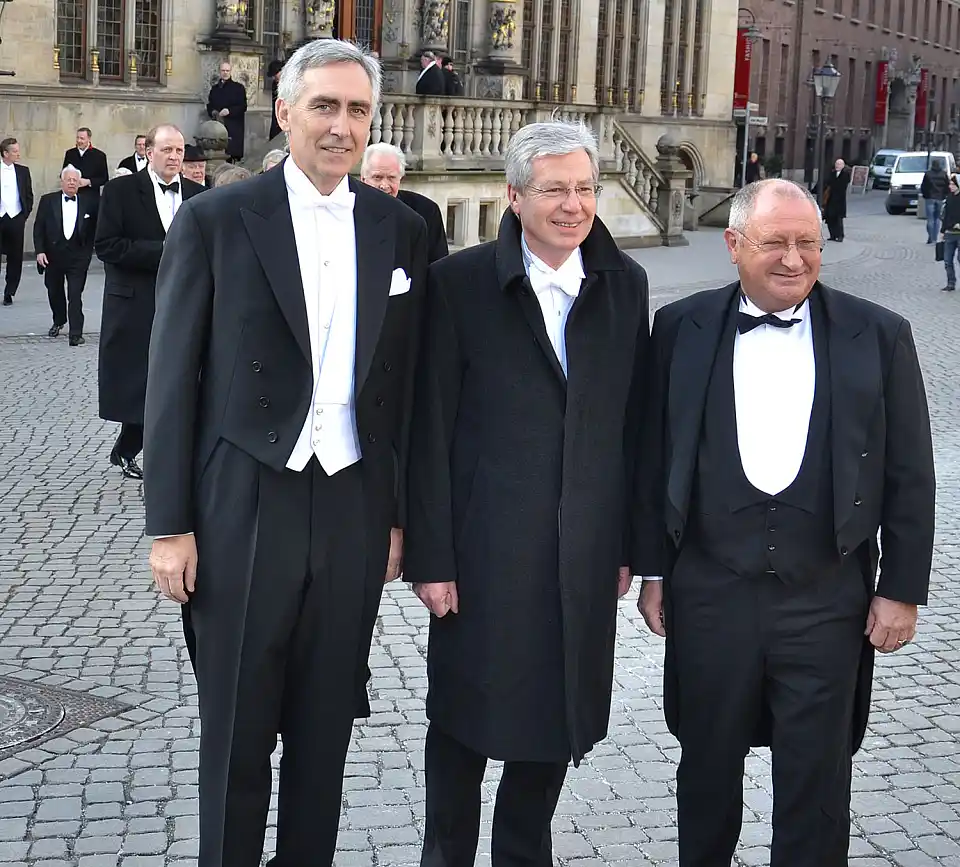 B&uuml;rgermeister Jens B&ouml;hrnsen (Mitte) mit Peter L&ouml;scher (links), Vorstandsvorsitzender der Siemens AG und Detthold Aden, Vorstandsvorsitzender der BLG Logistics
