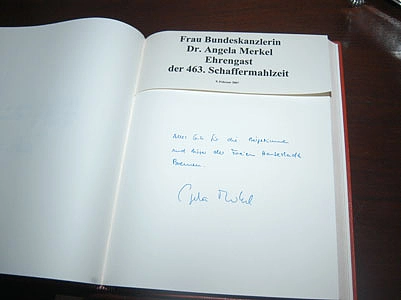Sie trug sich mit den Worten "Alles Gute f&uuml;r die B&uuml;rgerinnen und B&uuml;rger der Freien Hansestadt Bremen" in das Goldene Buch der Stadt ein. 