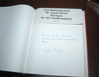 Sie trug sich mit den Worten Alles Gute für die Bürgerinnen und Bürger der Freien Hansestadt Bremen in das Goldene Buch der Stadt ein. 