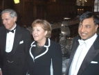 Angela Merkel in Begleitzung von Lakhsmi Mittal und Michael Grobien (links) in der Oberen Halle des Rathauses.