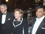 Angela Merkel in Begleitzung von Lakhsmi Mittal und Michael Grobien (links) in der Oberen Halle des Rathauses.