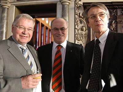 Die Gesch&auml;ftsf&uuml;hrer vom Flughafen, Manfred Ernst sowie von Werder Bremen, Manfred M&uuml;ller  und von der HVG, Michael G&ouml;bel (v.l.n.r.) &hellip;